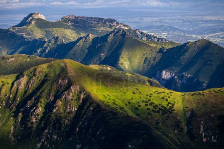 Téléchargez les photos : Le Mont Gerlach (Pologne) vu du sommet du Krivan (Slovaquie) dans les montagnes Tatra. - en image libre de droit