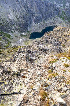Foto de Una vista de las montañas Tatra con el Nizne Krivanske Zelene Pleso, Krivan Green Lake, Eslovaquia. - Imagen libre de derechos
