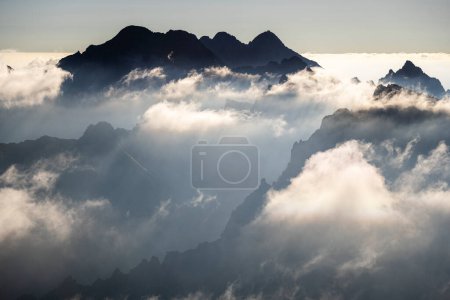Téléchargez les photos : Magnifique lever de soleil sur les Hautes Tatras depuis le Mont Rysy. - en image libre de droit