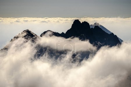 Téléchargez les photos : Magnifique lever de soleil sur les Hautes Tatras depuis le Mont Rysy. - en image libre de droit