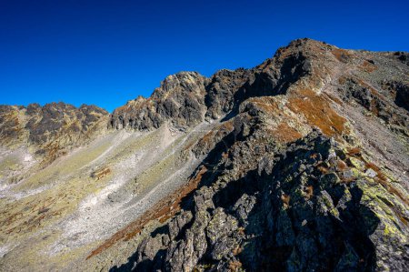 Téléchargez les photos : Le Mont Hruby Wierch et Furkot. Paysage automnal des Hautes Tatras. L'une des destinations touristiques les plus populaires en Pologne et en Slovaquie. Journée ensoleillée d'octobre dans les montagnes. - en image libre de droit