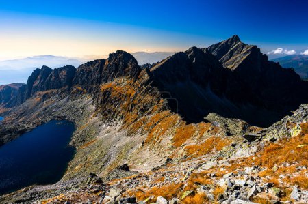 Foto de El monte Krivan. Paisaje otoñal de los Altos Tatras. Uno de los destinos turísticos más populares de Polonia y Eslovaquia. Soleado día de octubre en las montañas. - Imagen libre de derechos