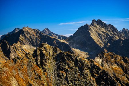 Téléchargez les photos : Le mont Rysy, Lomnica et Wysoka. Paysage automnal des Hautes Tatras. L'une des destinations touristiques les plus populaires en Pologne et en Slovaquie. Journée ensoleillée d'octobre dans les montagnes. - en image libre de droit