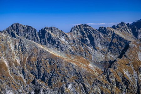 Téléchargez les photos : Les pics Mieguszowieckie. Paysage automnal des Hautes Tatras. L'une des destinations touristiques les plus populaires en Pologne et en Slovaquie. Journée ensoleillée d'octobre dans les montagnes. - en image libre de droit