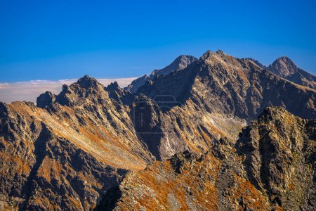 Téléchargez les photos : Le Mont Rysy. Paysage automnal des Hautes Tatras. L'une des destinations touristiques les plus populaires en Pologne et en Slovaquie. Journée ensoleillée d'octobre dans les montagnes. - en image libre de droit