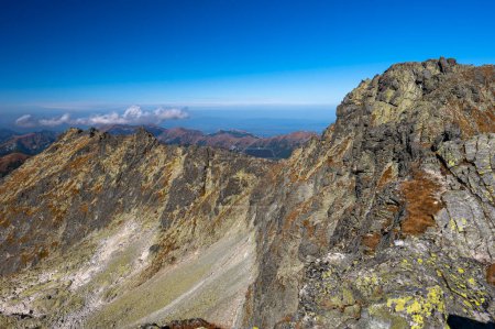 Téléchargez les photos : Le Mont Hruby Wierch. Paysage automnal des Hautes Tatras. L'une des destinations touristiques les plus populaires en Pologne et en Slovaquie. Journée ensoleillée d'octobre dans les montagnes. - en image libre de droit