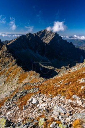 Téléchargez les photos : Le mont Krivan. Paysage automnal des Hautes Tatras. L'une des destinations touristiques les plus populaires en Pologne et en Slovaquie. Journée ensoleillée d'octobre dans les montagnes. - en image libre de droit