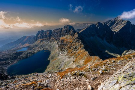 Téléchargez les photos : Paysage automnal des Hautes Tatras. L'une des destinations touristiques les plus populaires en Pologne et en Slovaquie. Journée ensoleillée d'octobre dans les montagnes. - en image libre de droit