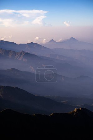 Téléchargez les photos : Paysage montagneux spectaculaire et pittoresque. Tôt le matin dans les montagnes du Sarawat, en Arabie Saoudite. - en image libre de droit