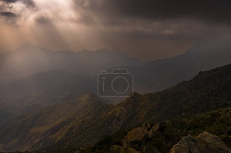 Téléchargez les photos : Paysage montagneux spectaculaire et pittoresque. Coucher de soleil de Jabal Mareer. Les montagnes du Sarawat, Arabie Saoudite. - en image libre de droit