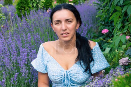 Téléchargez les photos : Portrait d'une belle femme au champ de lavande avec des fleurs - en image libre de droit