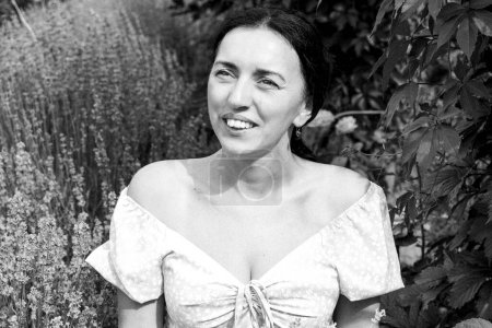 Téléchargez les photos : Portrait d'une belle femme au champ de lavande avec des fleurs - en image libre de droit