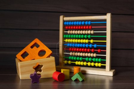 Foto de Juguete de madera colorido sobre fondo de madera, forma geométrica del jardín de infantes para el desarrollo creativo y educativo. - Imagen libre de derechos