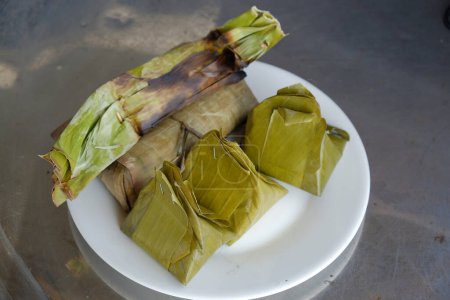 Delicious Traditional Southeast Asian Desserts Neatly Wrapped in Banana Leaves, Clean, and Beneficial for Good Health.