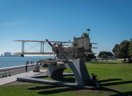 Téléchargez les photos : Monument commémorant la première traversée aérienne de l'Atlantique Sud, entreprise en 1922 par deux aviateurs portugais Gago Coutinho et Sacadura Cabral. L'avion était un biplan britannique, un Fairey III. - en image libre de droit