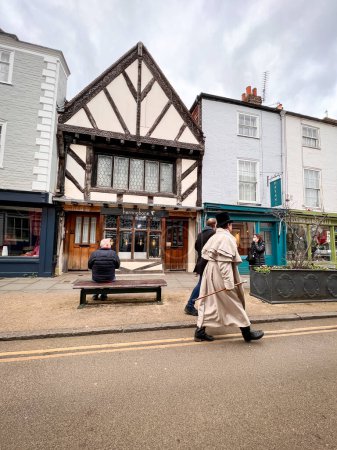 Foto de Hombre vestido con disfraces de época Dickense caminando por la ciudad de Canterbury, Kent, Reino Unido - Imagen libre de derechos