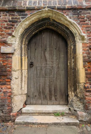 Foto de Antigua puerta de madera del Deanery, en los terrenos de la catedral de Canterbury en la ciudad de Canterbury, Kent, Reino Unido - Imagen libre de derechos
