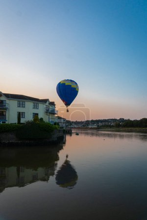 Foto de Balón de aire caliente en vuelo sobre el río Suir al atardecer en la ciudad de Waterford, Irlanda del Sur - Imagen libre de derechos