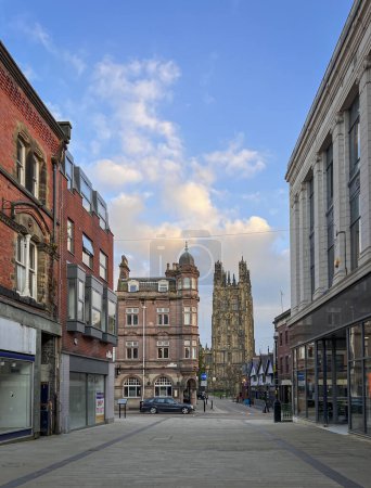Téléchargez les photos : Vue de Hope Street, vers la cathédrale St Giles dans la ville de Wrexham, Pays de Galles du Nord, Royaume-Uni - en image libre de droit