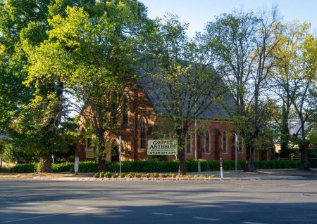 Téléchargez les photos : Beechworth, Australie, avril 2018 - Ancien bâtiment de l'église maintenant antiquités, dans la ville historique de Beechworth, Victoria, Australie - en image libre de droit