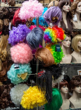 Foto de Melbourne, Australia, Feb 2018 - Exhibición de pelucas de colores en venta - Imagen libre de derechos