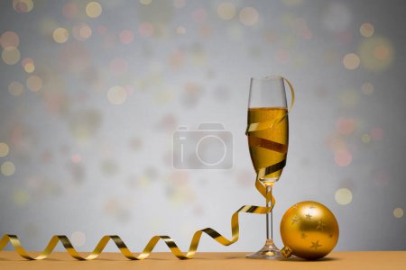 Téléchargez les photos : Photo de deux verres à champagne sur une table brune avec boule de Noël, fond - en image libre de droit