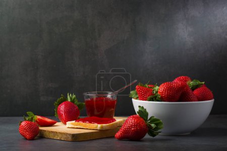 Téléchargez les photos : Confiture de fraises dans le bocal en verre avec des baies fraîches. Gros plan. - en image libre de droit