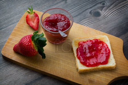 Téléchargez les photos : La confiture de fraises est faite de fraises, cette confiture peut être utilisée pour répandre du pain blanc, remplir des gâteaux, etc.. - en image libre de droit