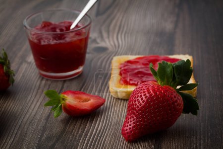 Téléchargez les photos : La confiture de fraises est faite de fraises, cette confiture peut être utilisée pour répandre du pain blanc, remplir des gâteaux, etc.. - en image libre de droit