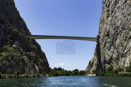 Foto de Vista del río Cetina alrededor de la ciudad de Omis (Almissa), Dalmacia, Croacia / nuevo puente - Imagen libre de derechos