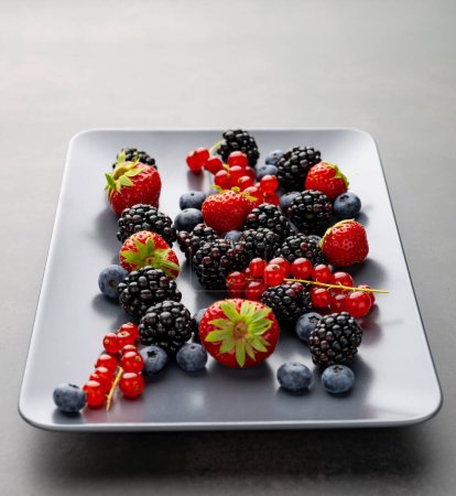 Foto de Fruta sana mezclada e ingredientes con fresa, frambuesa, arándano, mora - Imagen libre de derechos