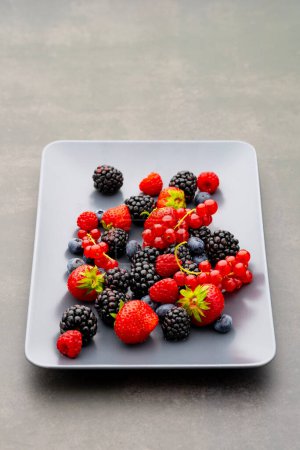 Foto de Fruta sana mezclada e ingredientes con fresa, frambuesa, arándano, mora - Imagen libre de derechos