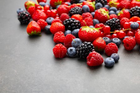 Foto de Bayas. Varias bayas coloridas Fresa, frambuesa, mora, arándanos de cerca Bio Frutas, Comida saludable, Comida vegana, dieta - Imagen libre de derechos