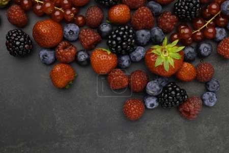Foto de Bayas. Varias bayas coloridas Fresa, frambuesa, mora, arándanos de cerca Bio Frutas, Comida saludable, Comida vegana, dieta - Imagen libre de derechos