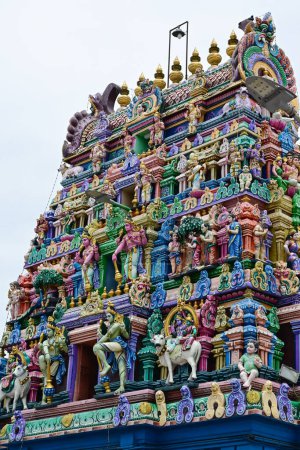 Foto de Fachada esculpida del Templo Kapaleeshwarar, Mylapore, Chennai, Tamil Nadu, India. Templo Shiva. - Imagen libre de derechos