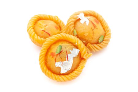 Téléchargez les photos : Indien traditionnel doux "Chandrakala", rempli de fruits secs. Vue de dessus, isolé sur blanc. - en image libre de droit