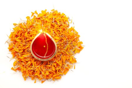 Vue de dessus de Diwali diya (lampe à huile en terre), sur pétales de souci orange.