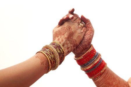 Téléchargez les photos : Belles mains de deux femmes indiennes avec Henna et Bangles pendant le mariage. - en image libre de droit