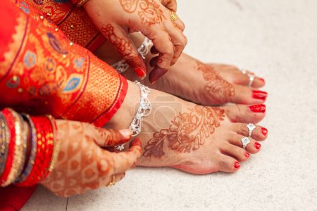 Indian Wedding Concept. Eine indische Braut trägt ihr silbernes Payal (Fußkettchen) zu Fuß, verziert mit Mehndi (Henna)).