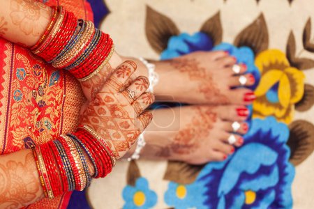 Foto de Concepto de boda india. Hermosos pies de una novia india, decorados con auspiciosos Mehndi, tobilleras y anillos de puntera. - Imagen libre de derechos