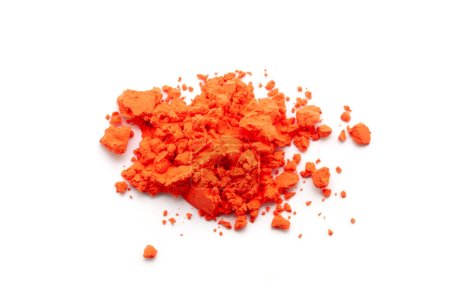 Hindu pooja item, Verheißungsvolle orangefarbene Sindoor (zinnoberrot) auf weißem Hintergrund.