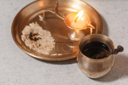Puja o Arti thali con una lámpara de aceite de latón para adorar al Dios hindú.