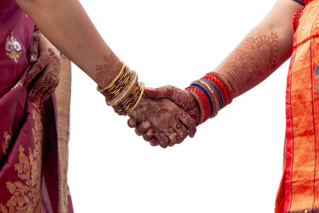 Schöne Hände zweier Inderinnen mit Henna und Armreifen während der Hochzeit.