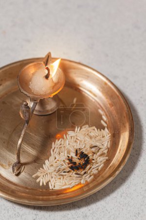 Puja oder Arti thali mit einer Öllampe aus Messing zur Anbetung des hinduistischen Gottes.