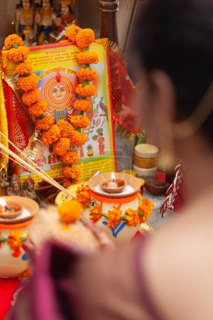 Téléchargez les photos : Belles mains d'une Indienne effectuant des rituels puja à la noix de coco. Indien hindou puja fond. - en image libre de droit