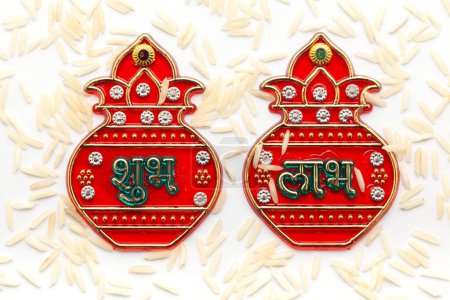 Indischer hinduistischer religiöser Verheißungsvoller Text "Shubh Laabh" (auf Hindi geschrieben) auf Reis. Religiöser Hintergrund