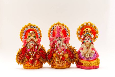 Diosa decorativa colorida Lakshmi, Señor Ganesha, y Señor Kuber en Diwali. Aislado sobre un fondo blanco.