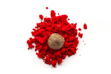 Ein Stück Bete Nut (Areca catechu) mit einem verheißungsvollen roten Sindoor (Zinnober) oder Kumkum auf weißem Hintergrund.