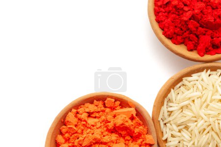 Vista superior de la olla de tierra llena de sindoor naranja, arroz, y sindoor rojo (bermellón) aislado en blanco.