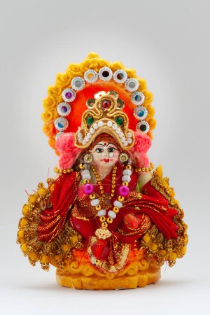 Colorida estatua decorativa de la diosa hindú "Lakshmi" durante la celebración de Diwali. Aislado sobre un fondo blanco.